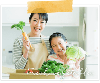 野菜を持った笑顔の親子
